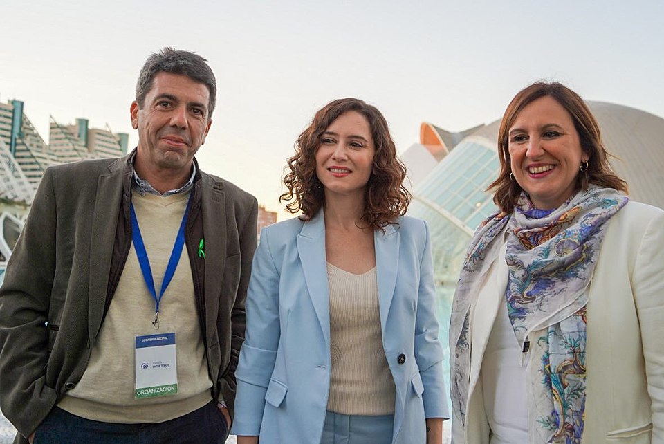 Los populares, Carlos Mazón, Isabel Díaz Ayuso y María José Catalá juntos en Valencia. Fuente: WIkimedia Commons. 