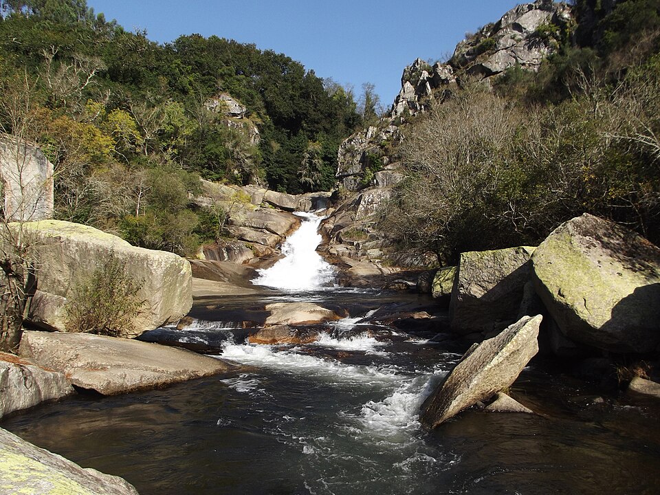 Cascada de Segade en el río Umia, Caldas de Reis. Fuente: Wikimedia Commons.