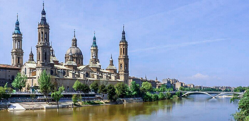 Basílica del Pilar y río Ebro en Zaragoza (Aragón). Fuente: Wikimedia Commons.